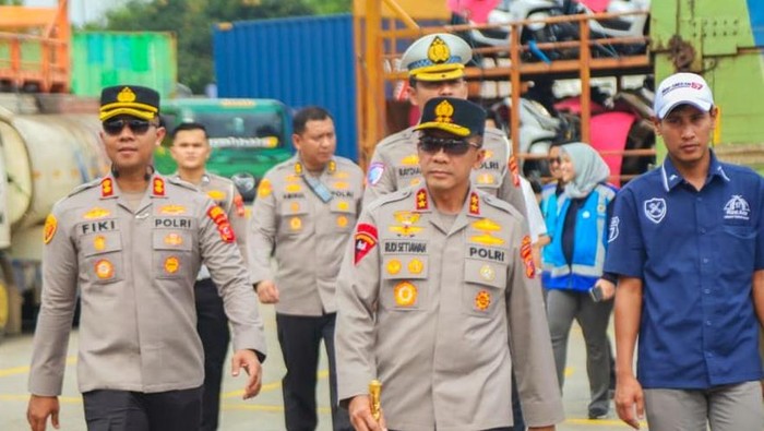 Kapolda Jabar Irjen Pol Rudi Setiawan saat melakukan pengecekan jalur di Tol Jakarta-Cikampek II Karawang