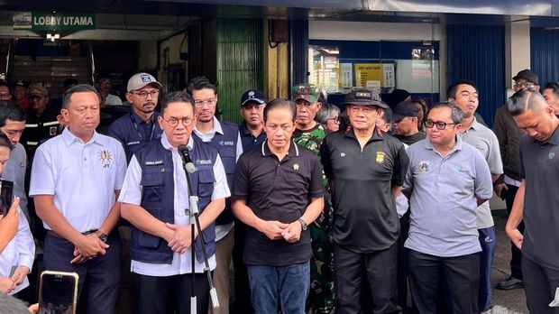 Kapolda Metro Jaya, Menteri LH, dan Mendag turun gunung membersihkan sampah di Pasar Kramat Jati, Jaktim, Rabu (11/3/2026).