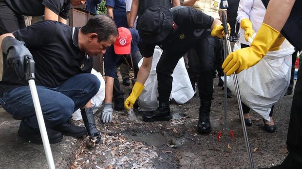 Kapolda Metro Jaya, Menteri LH, dan Mendag turun gunung membersihkan sampah di Pasar Kramat Jati, Jaktim, Rabu (11/3/2026).