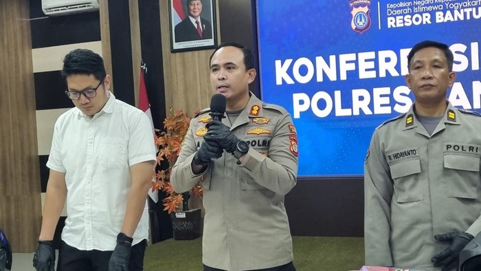 Cobro dan Kitin Yogatama Rustamaji (KYR) anggota Joxzin yang dibunuh ternyata berteman dekat. 