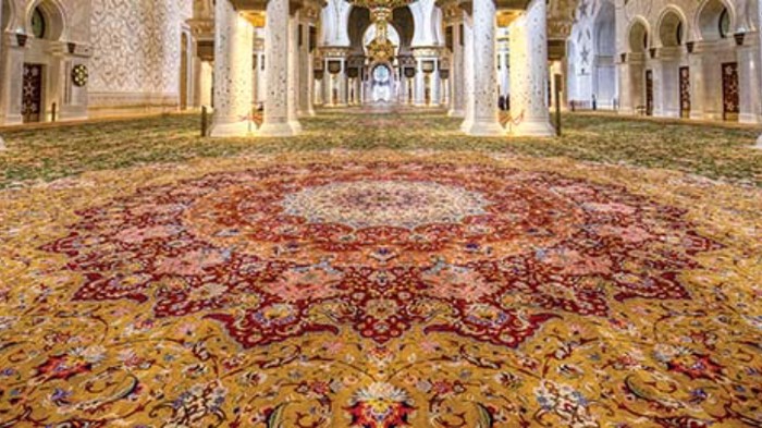Karpet terbesar di dunia berada di Masjid Agung Sheikh Zayed, Dubai