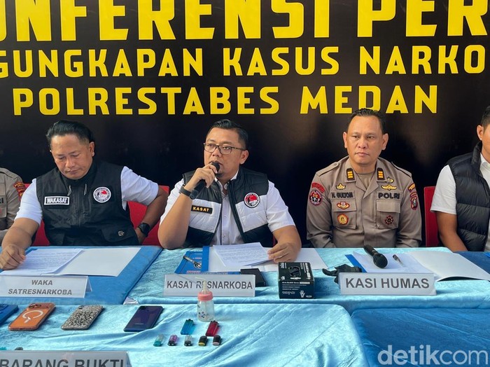 Kasat Resnarkoba Polrestabes Medan Kompol Rafli saat konferensi pers.