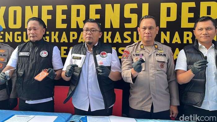 Kasat Resnarkoba Polrestabes Medan Kompol Rafli saat menunjukkan barang bukti kasus selebgram.