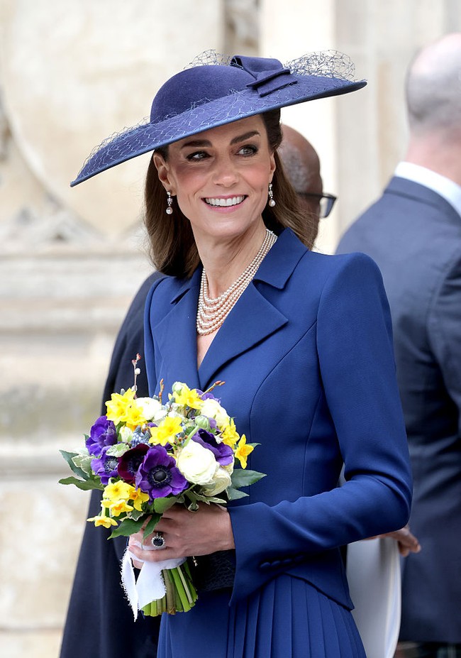 Untuk melengkapi penampilannya, Kate mengenakan kalung mutiara lima lapis dari desainer perhiasan Susan Caplan serta anting mutiara Bahrain yang pernah menjadi milik Queen Elizabeth II. Aksesori tersebut menambah kesan klasik.  Foto: Samir Hussein/WireImage/Samir Hussein