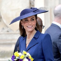 Untuk melengkapi penampilannya, Kate mengenakan kalung mutiara lima lapis dari desainer perhiasan Susan Caplan serta anting mutiara Bahrain yang pernah menjadi milik Queen Elizabeth II. Aksesori tersebut menambah kesan klasik.  Foto: Samir Hussein/WireImage/Samir Hussein