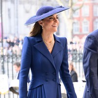 Dalam acara tersebut, Kate mengenakan dress biru rancangan rumah mode Catherine Walker. Busana bergaya blazer tersebut dilengkapi rok lipit serta detail bahu tegas yang memberikan kesan kuat sekaligus elegan. Pilihan warna biru yang dikenakan Kate juga bukan tanpa alasan. Warna tersebut merepresentasikan salah satu warna dari negara-negara anggota Commonwealth of Nations, sejalan dengan semangat persatuan yang menjadi tema utama perayaan tahun ini. Foto: Samir Hussein/WireImage/Samir Hussein