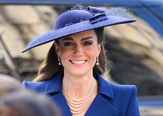 Menurut pakar fashion Lisa Talbot, gaya yang ditampilkan Kate kali ini bukan sekadar elegan, tetapi juga memiliki pesan yang kuat. Kepada Daily Mail, ia mengatakan bahwa Kate menerapkan konsep power dressing. Menurutnya, kembalinya tren bahu tegas merupakan sinyal gaya yang cerdas. “Detail bahu tegas sudah lama dikaitkan dengan otoritas dan kehadiran yang kuat. Secara visual, ini memperlebar siluet tubuh, memperkuat bentuk, dan menciptakan kesan tenang serta terkendali,” jelasnya. Foto: Samir Hussein/WireImage/Samir Hussein