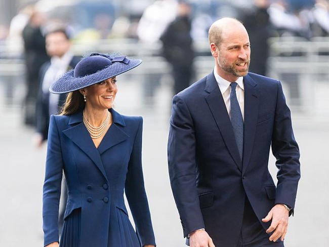 Ia juga membawa tas model chain wallet bertekstur crocodile berwarna navy dari brand Skotlandia Strathberry, dipadukan dengan sepatu suede biru dari Gianvito Rossi. Penampilannya dilengkapi topi navy rancangan Sean Barrett yang diperbarui dengan tambahan jaring halus di bagian pinggir. Foto: Samir Hussein/WireImage/Samir Hussein