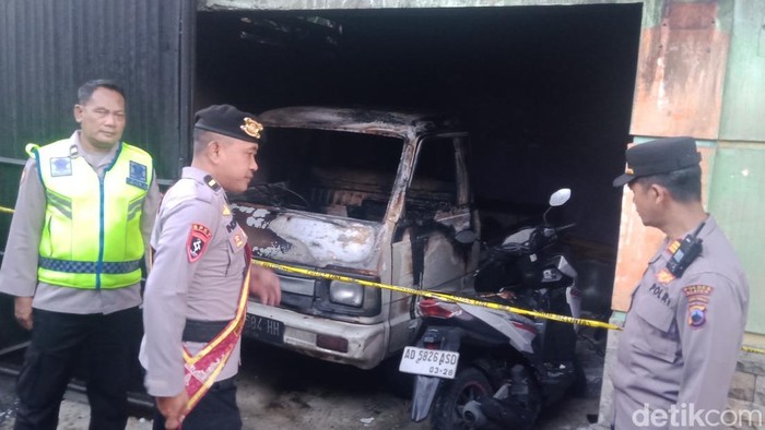 Penampakan motor dan mobil milik Suwanto (53), warga Bowan, Delanggu, Klaten, yang terbakar Rabu (11/3/2026) pagi.