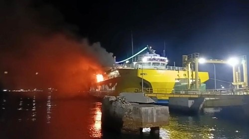 Lambung kanan Kapal Portlink VII terbakar di dermaga MB4 Pelabuhan Ketapang Banyuwangi