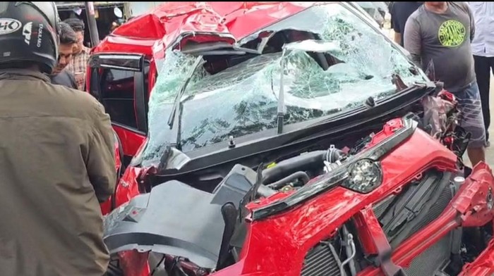 Kecelakaan beruntun melibatkan 3 mobil dan 1 motor di Palu.