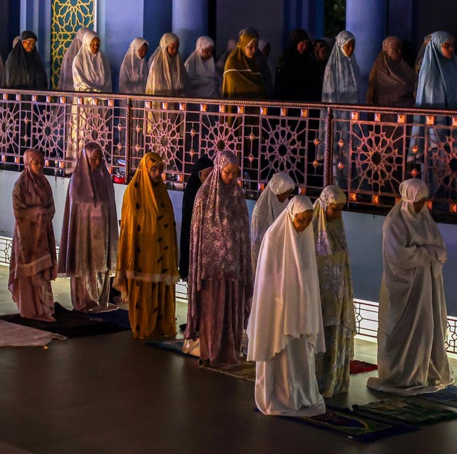 Kejar Lailatul Qadar, Jamaah Khusyuk Iktikaf di Masjid Agung Sunan Bonang