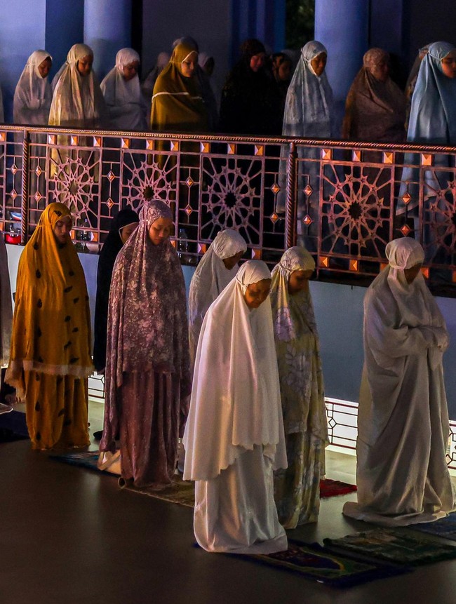 Kejar Lailatul Qadar, Jamaah Khusyuk Iktikaf di Masjid Agung Sunan Bonang