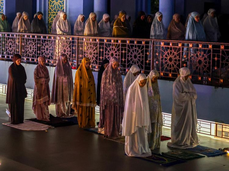 Kejar Lailatul Qadar, Jamaah Khusyuk Iktikaf di Masjid Agung Sunan Bonang