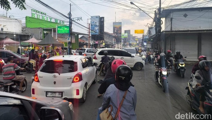 Kemacetan di Perempatan Pasar Menganti