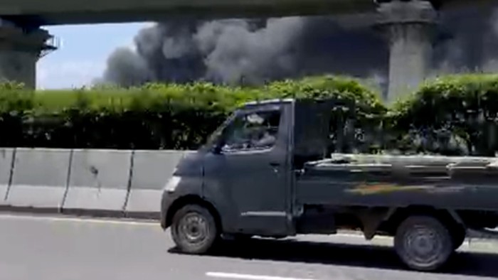Kepulan asap hitam kebakaran pabrik mebel di Bandung