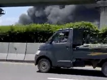 Asap Hitam Membumbung, Pabrik Mebel di Babakan Ciparay Terbakar