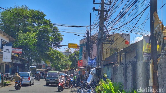 Kondisi semrawutnya kabel di Kabupaten Bandung
