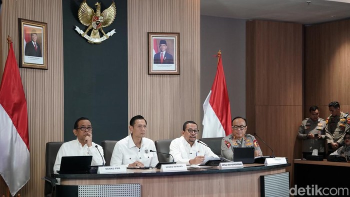 Menko Pembangunan Manusia dan Kebudayaan (PMK) Pratikno dalam konferensi pers di Gedung Bina Graha, Jakarta Pusat, Rabu (11/3/2026).