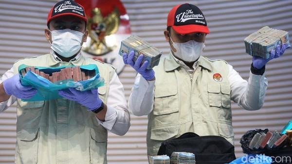 KPK Tunjukkan Uang Hasil OTT Bupati Rejang Lebong