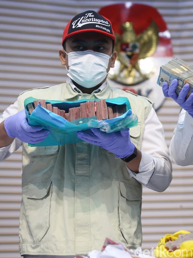 KPK Tunjukkan Uang Hasil OTT Bupati Rejang Lebong