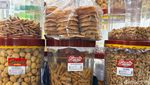 Jelang Lebaran, Toko Kue Kering di Pasar Jatinegara Diserbu Pembeli!