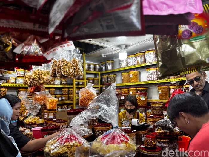 Kue kering di Pasar Jatinegara