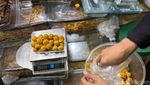 Jelang Lebaran, Toko Kue Kering di Pasar Jatinegara Diserbu Pembeli!