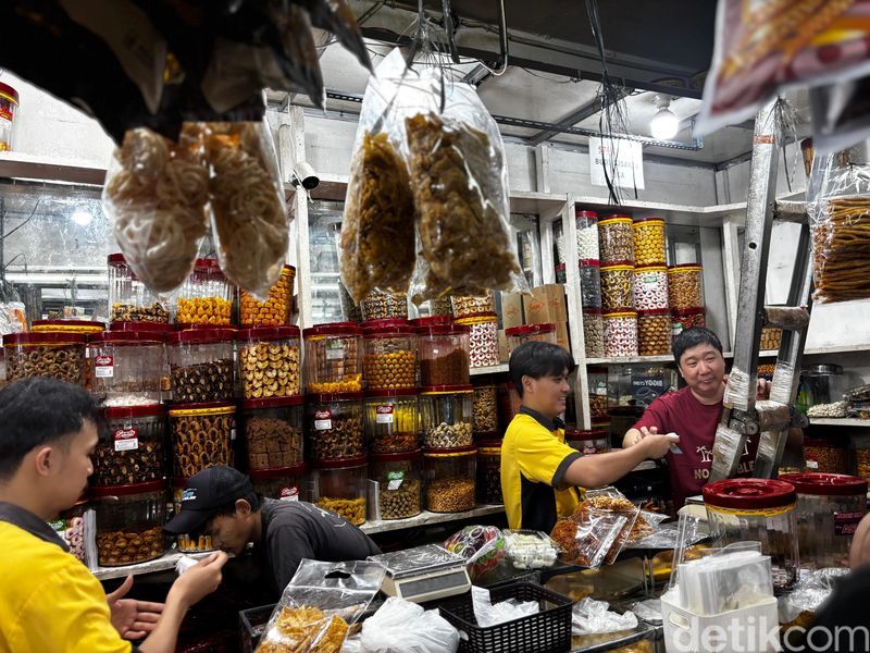 Kue kering di Pasar Jatinegara