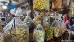 Jelang Lebaran, Toko Kue Kering di Pasar Jatinegara Diserbu Pembeli!