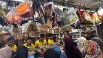Jelang Lebaran, Toko Kue Kering di Pasar Jatinegara Diserbu Pembeli!