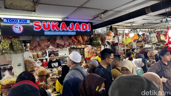Jelang Lebaran, Toko Kue Kering di Pasar Jatinegara Diserbu Pembeli!