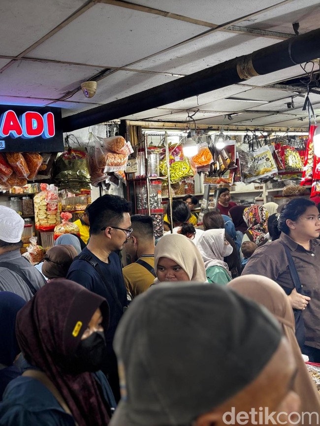 Jelang Lebaran, Toko Kue Kering di Pasar Jatinegara Diserbu Pembeli!
