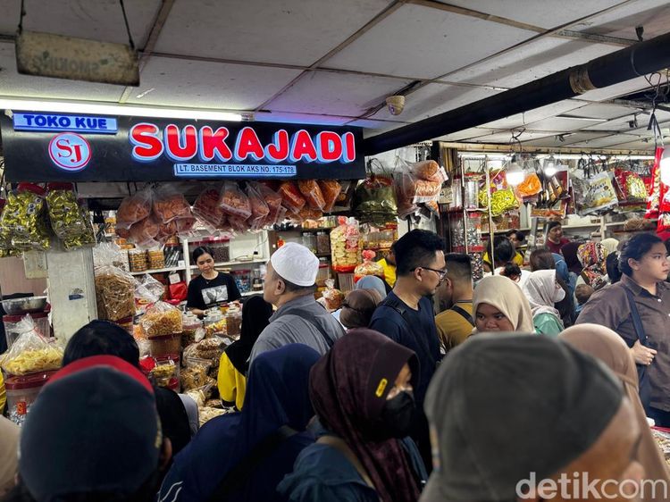 Jelang Lebaran, Toko Kue Kering di Pasar Jatinegara Diserbu Pembeli!