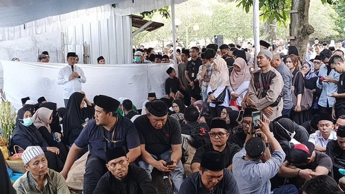 Gubernur NTB Lalu Muhamad Iqbal mengenang mendiang almarhum Kepala Bapenda NTB dr Jack saat prosesi acara pemakaman di Mataram, Rabu (11/3/2026). (Dok. Pemprov NTB).