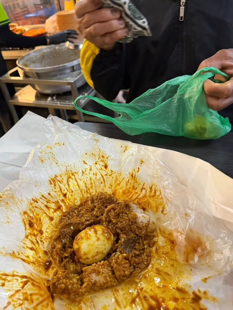 Lansia Sahur Cuma Makan Nasi Telur, Resto Ini Kasih Lauk Gratis