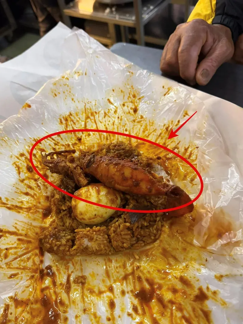 Lansia Sahur Cuma Makan Nasi Telur, Resto Ini Kasih Lauk Gratis