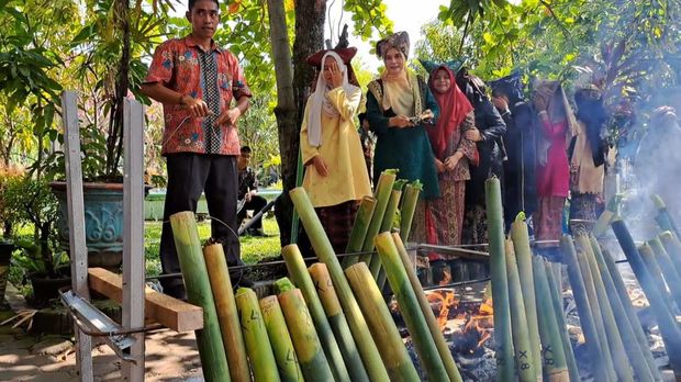 Lemang bakar.