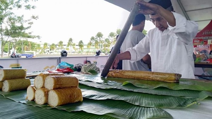 Lemang yang dijual Iwan di Pasar Juadah Masjid Mujahidin.