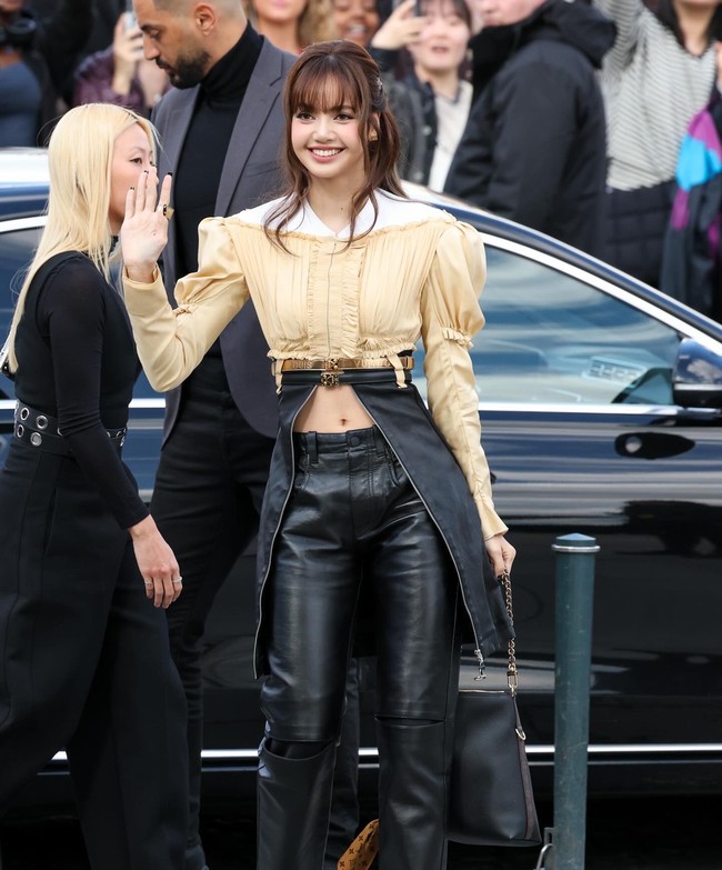 Setelah Jisoo, Rose, dan Jennie, giliran Lisa yang menunjukkan eksistensinya di Paris Fashion Week 2026. Foto: dok. X