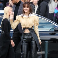 Gaya Lisa BLACKPINK Pamer Pusar di Louis Vuitton Paris Fashion Week 2026