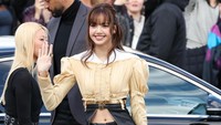 Gaya Lisa BLACKPINK Pamer Pusar di Louis Vuitton Paris Fashion Week 2026