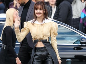 Gaya Lisa BLACKPINK Pamer Pusar di Louis Vuitton Paris Fashion Week 2026