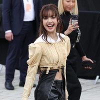 Gaya Lisa sontak ramai menjadi perbincangan di media sosial. Penggemar terpana melihat perut rampingnya yang terekspos. Foto: dok. X