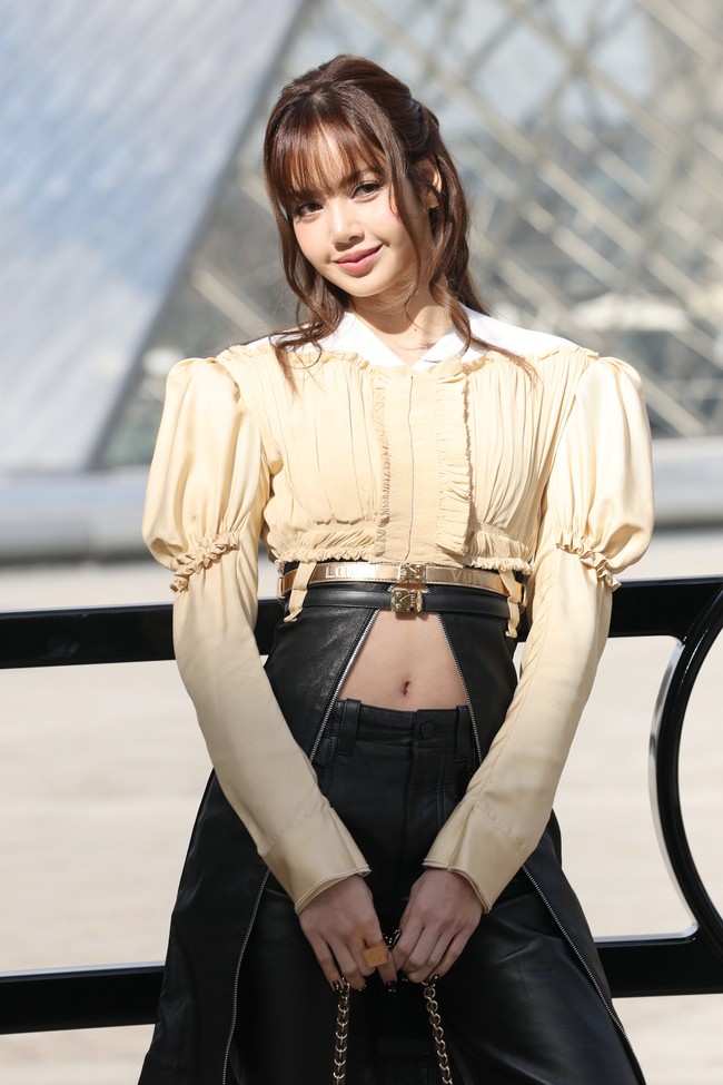 Lisa menjadi personel terakhir yang dinantikan penampilannya di Paris Fashion Week 2026. Personel termuda BLACKPINK itu memamerkan perut rampingnya saat menghadiri fashion show Louis Vuitton. Foto: dok. X