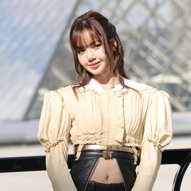 Adu Gaya Personel BLACKPINK di Paris Fashion Week 2026, Lisa Pamer Pusar