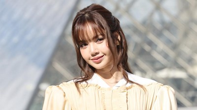 Adu Gaya Personel BLACKPINK di Paris Fashion Week 2026, Lisa Pamer Pusar