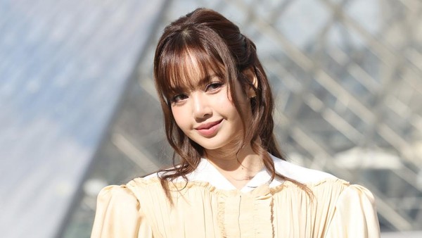 Adu Gaya Personel BLACKPINK di Paris Fashion Week 2026, Lisa Pamer Pusar