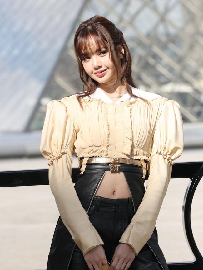 Adu Gaya Personel BLACKPINK di Paris Fashion Week 2026, Lisa Pamer Pusar