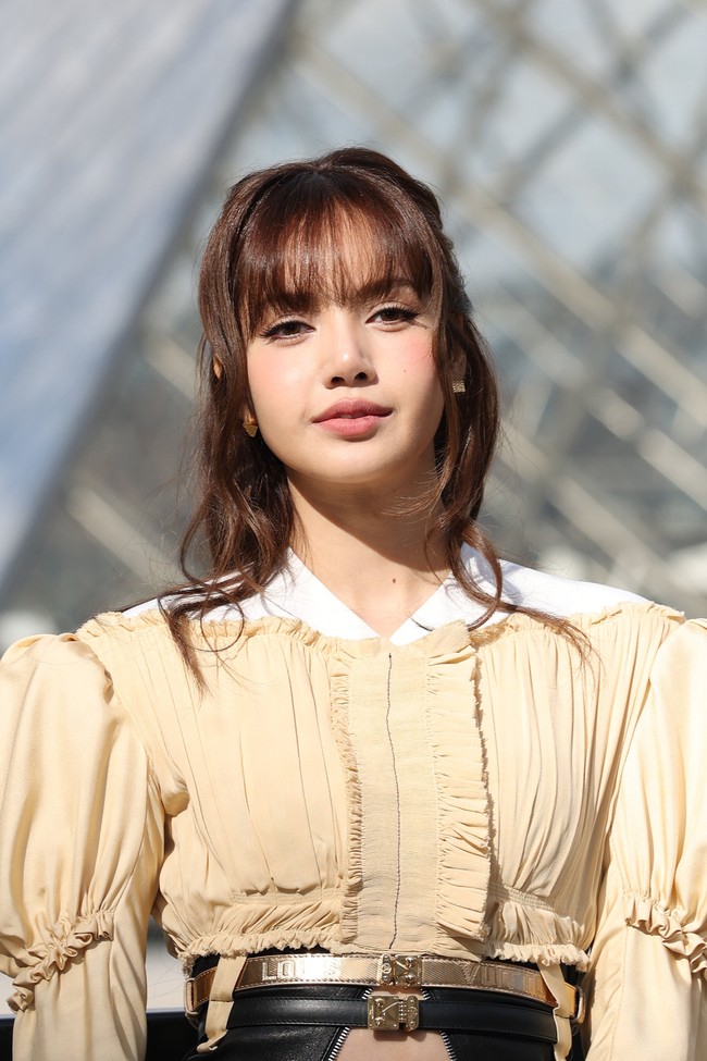 Ia melengkapi penampilannya dengan Berlin Ankle Boots dan Multipass Bag dari Louis Vuitton. Tak kalah gemas, ada detail anting-anting emas berbentuk kubus. Foto: dok. X